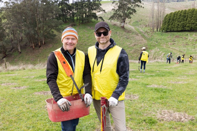 Interleasing staff planting trees with Greenfleet